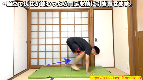 バーピージャンプで腕立て伏せ後に両足を前へ引き寄せる男性