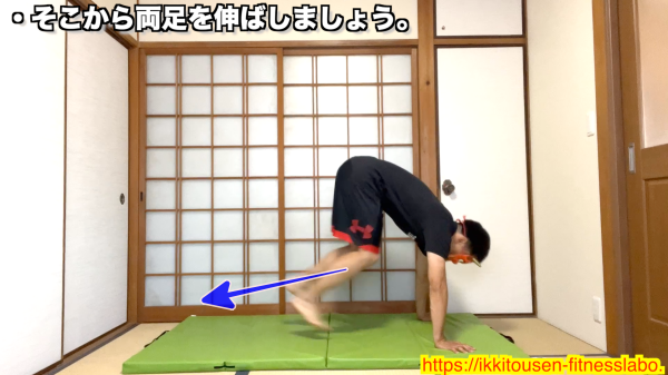 バービージャンプ軽いバージョンで両足を後ろに伸ばす男性
